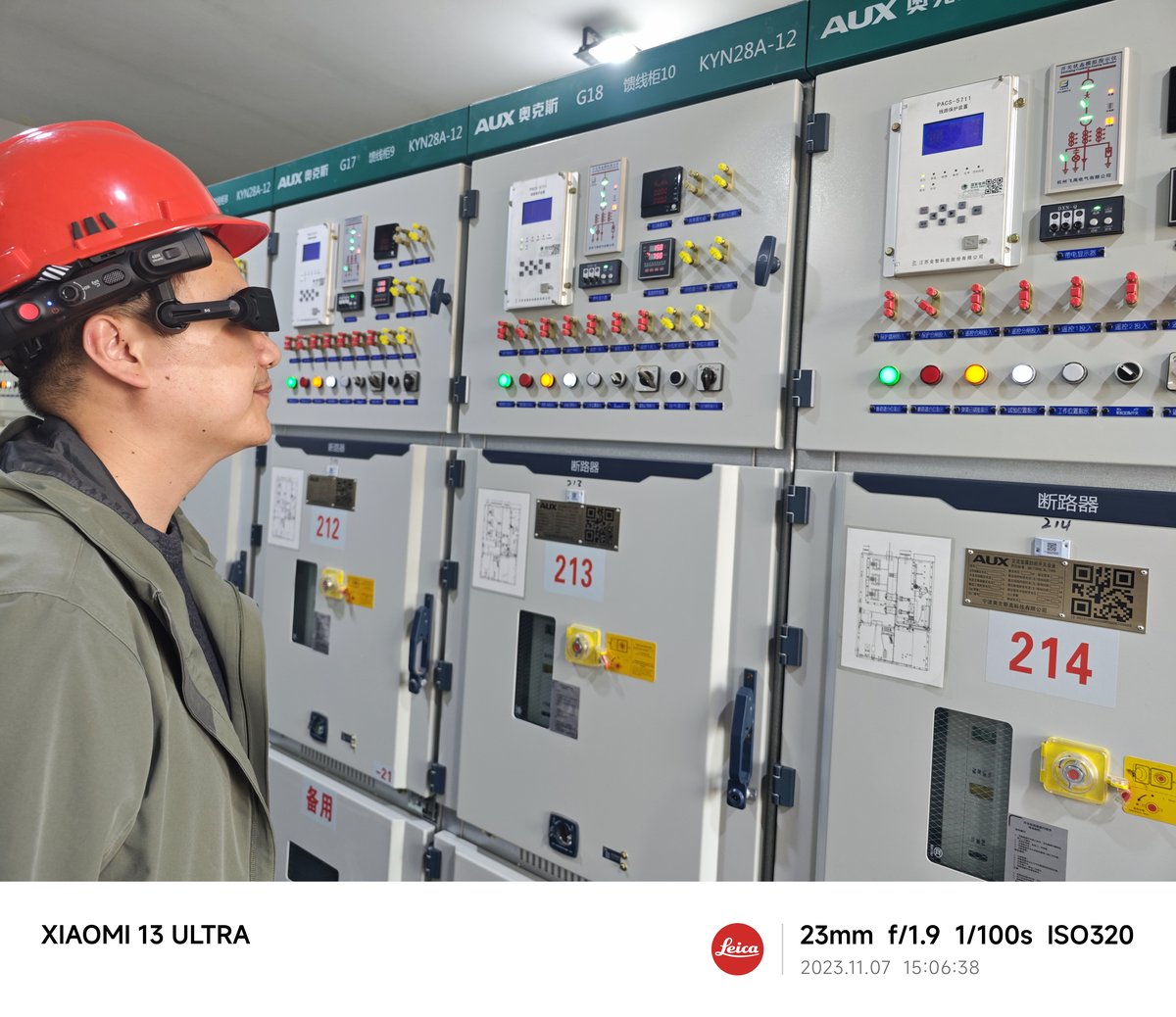 配电室中，运维人员佩戴AR眼镜查看KYN28A-12高压开关柜运行状态